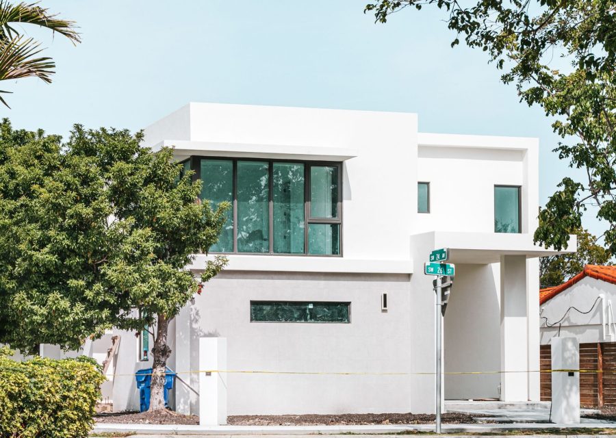 Modernes weißes Wohnhaus mit Flachdach und großen Fenstern